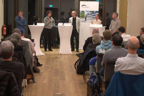 Zwei Frauen und zwei Männer diskutieren vor vielen Zuschauern.